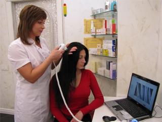 почему болят корни волос на голове после резинки