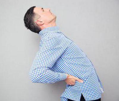 болит спина от кашля что делать