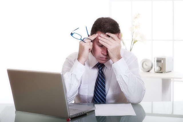 К чему болит глазное яблоко и голова с этой стороны