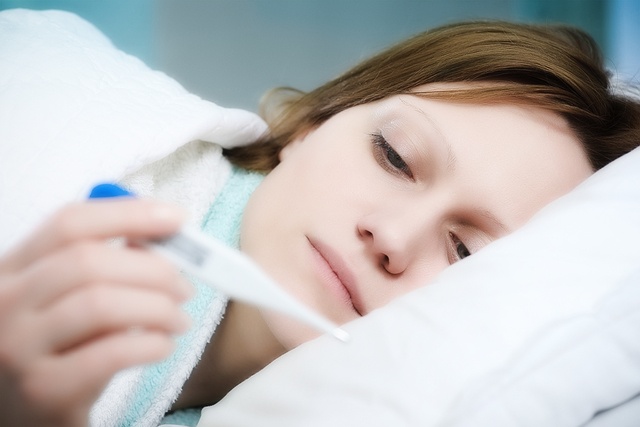 К чему болит глазное яблоко и голова с этой стороны