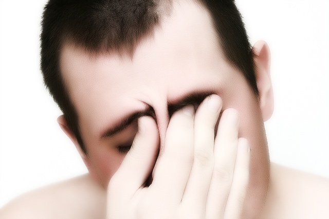 Когда болит голова глаз краснеет