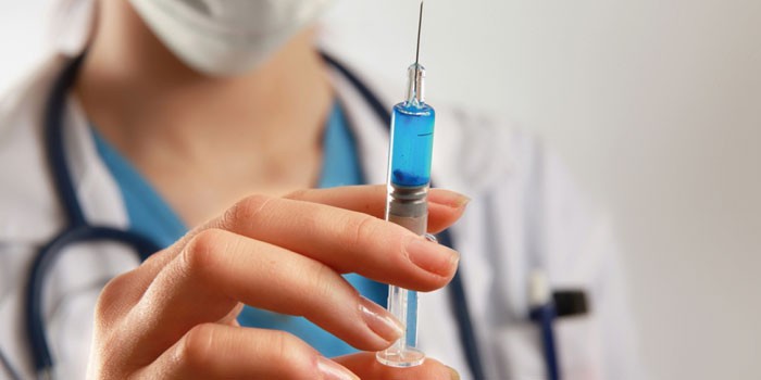 Медсестра со шприцем