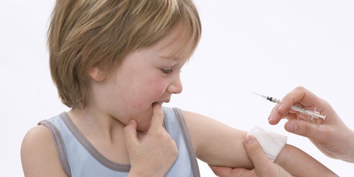 Мальчику делают прививку