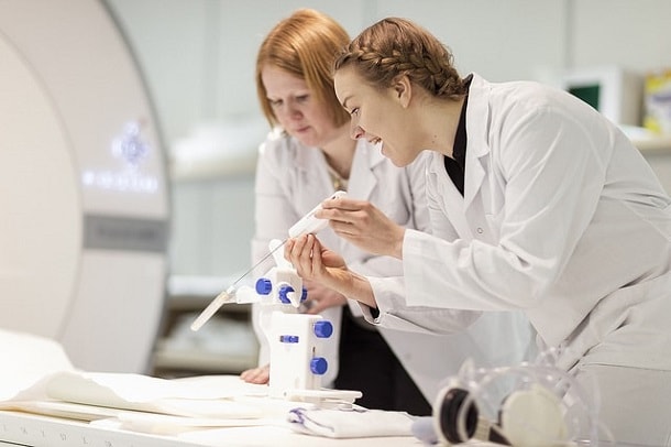 две девушки позитивная новость