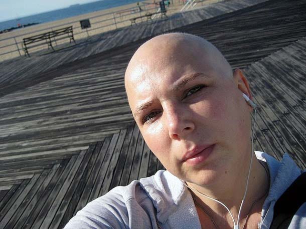 на фоне моря бритая голова