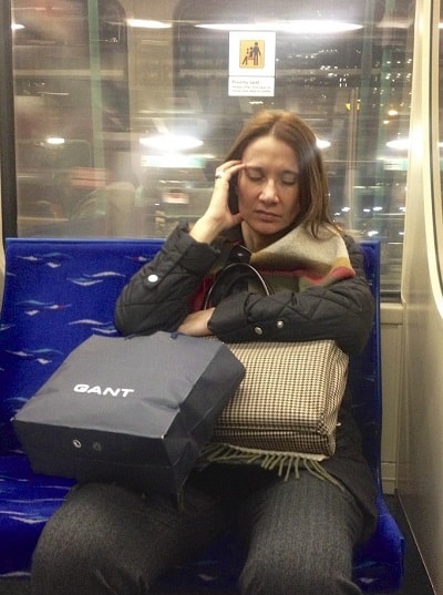 сжимаются виски на вокзале