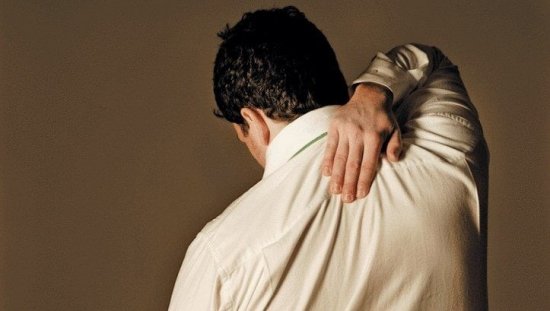 Боль в верхней части спины